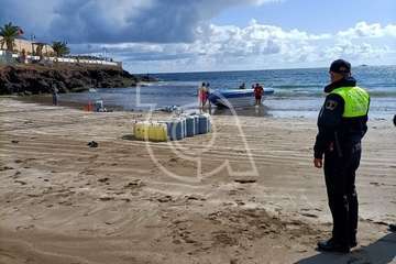 Una lancha neumática con varios jóvenes inmigrantes arriba a la playa de Ojos de Garza/TA.